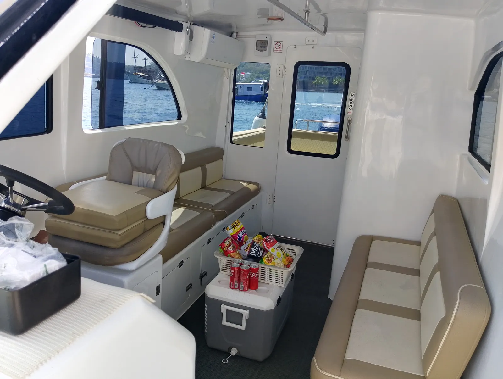 Kabin speedboat Sea Zaydan dengan sofa dan jendela
