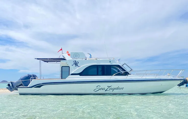 Speedboat Sea Zaydan di air dangkal biru dekat Labuan Bajo