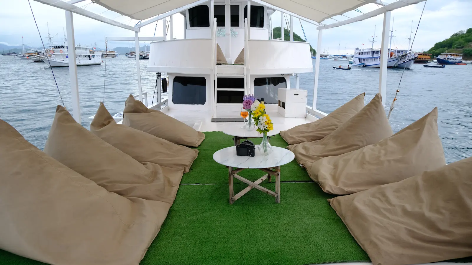 Sundeck Giona berumput sintetis dengan bean bag dan meja bundar