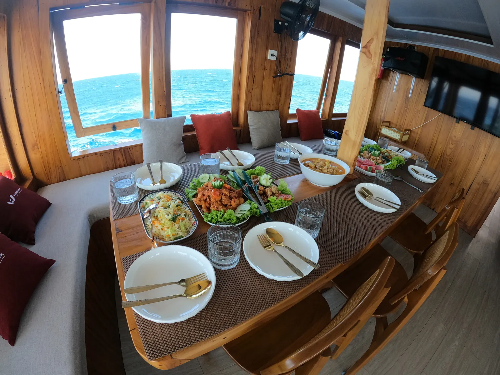 Ruang makan kapal Woodwave